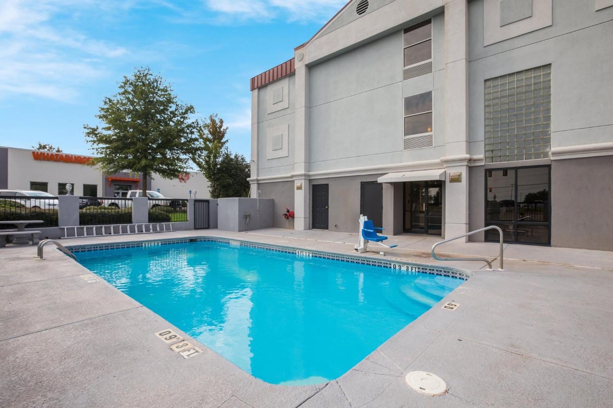 Red Roof Inn & Suites Newnan Εξωτερικό φωτογραφία